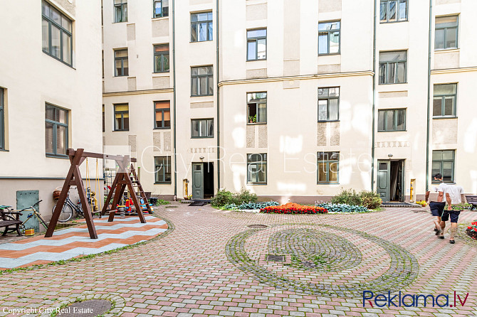 Pagalma ēka, renovēta māja, labiekārtots apzaļumots pagalms, slēgts pagalms, iežogota Rīga - foto 20