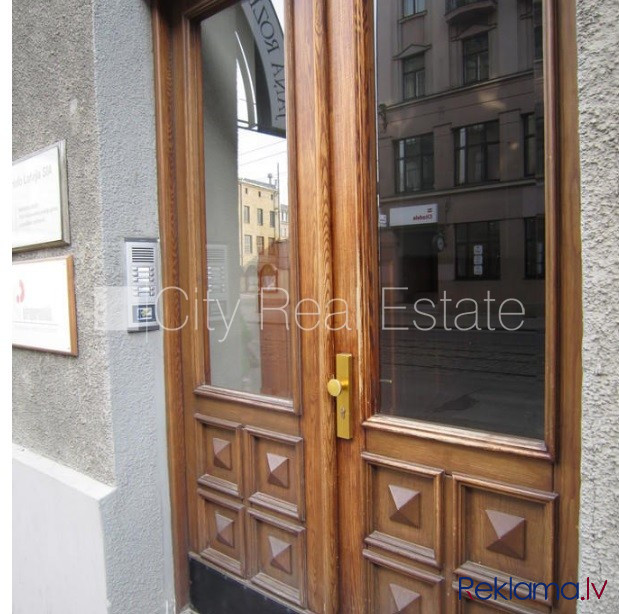 Fasādes māja, ieeja no ielas, ir lifts, kāpņu telpa pēc kapitālā remonta, balkons, istabas Rīga - foto 5