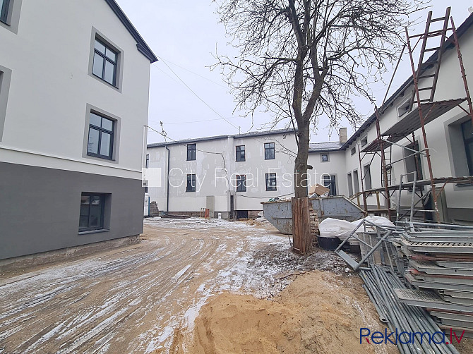 Zeme īpašumā, fasādes māja, renovēta māja, slēgts pagalms, apsargāts pagalms, ieeja no Rīga - foto 18