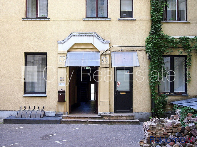 Pagalma māja, renovēta māja, slēgts pagalms, iespēja nomāt autostāvvietu, ieeja no ielas un Rīga - foto 11