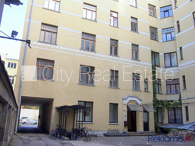 Pagalma māja, renovēta māja, slēgts pagalms, iespēja nomāt autostāvvietu, ieeja no ielas un Rīga - foto 10