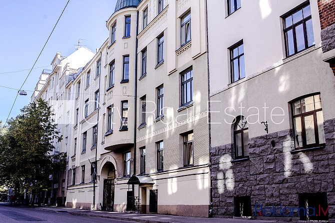Fasādes māja, ieeja no ielas, ir lifts, balkons, studio tipa, virtuve apvienota ar viesistabu, Rīga - foto 12