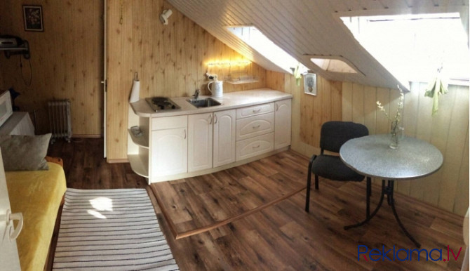 Uz vasaras periodu tiek izīrēts studio tipa istabas dzīvoklis privātā mājā, pirmā līnija Rīga - foto 1