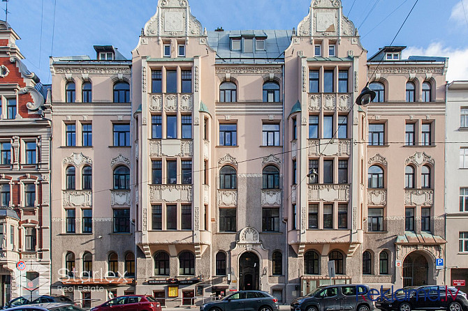 Iegādei pieejams dzīvoklis tikko renovētajā mājā ar lielisku skatu uz Pētersalas un Rīga - foto 1