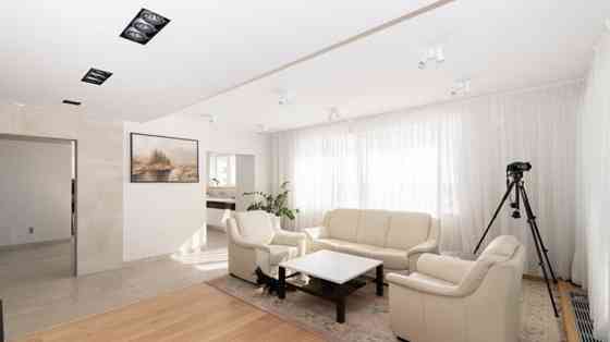 Светлая и уютная 4-комнатная квартира в Скансте.  Панорамные окна открывают Rīga