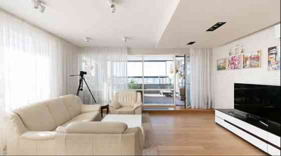 Светлая и уютная 4-комнатная квартира в Скансте.  Панорамные окна открывают Рига