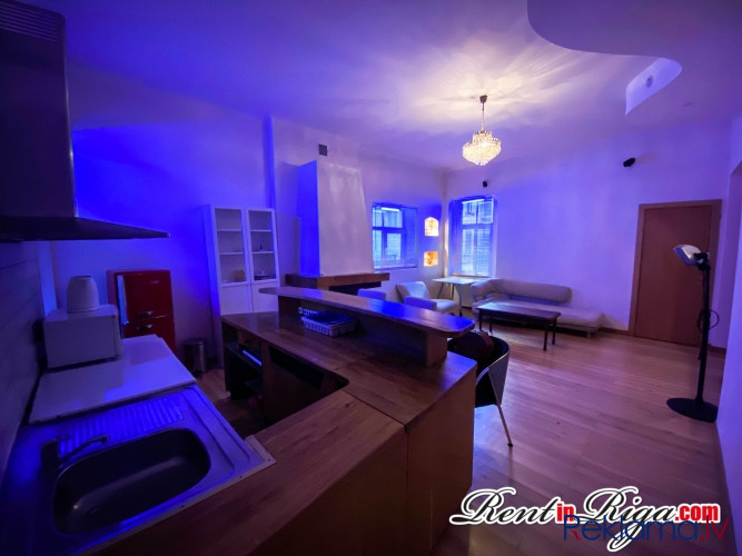 Pārdod 3-istabu dzīvokli pašā Rīgas sirdī.   Plaša viesistaba ar virtuvi, divas Rīga - foto 7