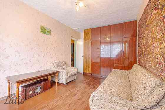 Pārdod divu izolētu istabu dzīvokli mājā, kas būvēta uz 103.sērijas ēkas bāzes 1972.gadā. Augstais,  Rīga