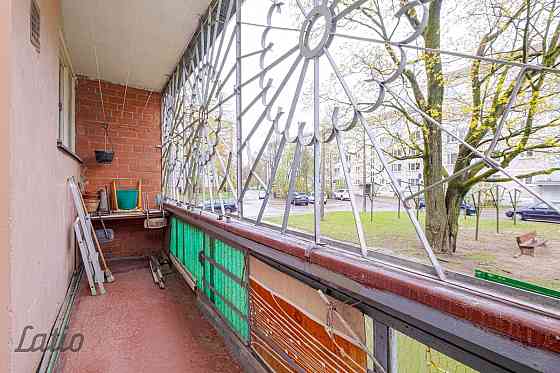 Pārdod divu izolētu istabu dzīvokli mājā, kas būvēta uz 103.sērijas ēkas bāzes 1972.gadā. Augstais,  Rīga