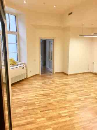 Biroja telpas renovētas jūgendstila ēkas 3.stāvā - a) telpu platība - 75 m2, b) telpas ir kondicionē Rīga