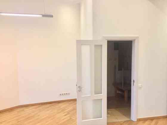 Biroja telpas renovētas jūgendstila ēkas 3.stāvā - a) telpu platība - 75 m2, b) telpas ir kondicionē Рига