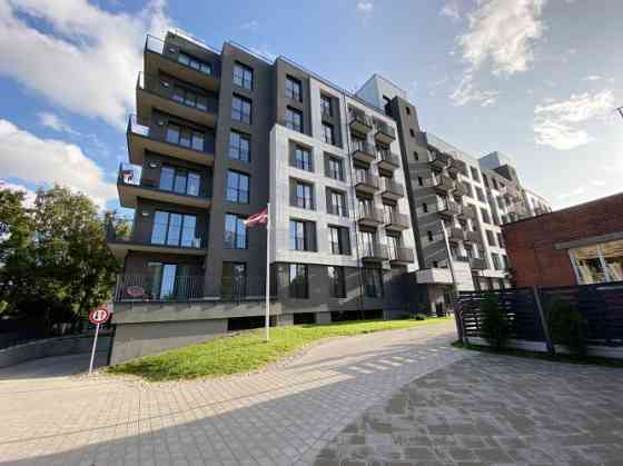 Предлагаем новую 3-комнатную квартиру в новостройке, на тихой улице Дайнас. Рядом Rīga