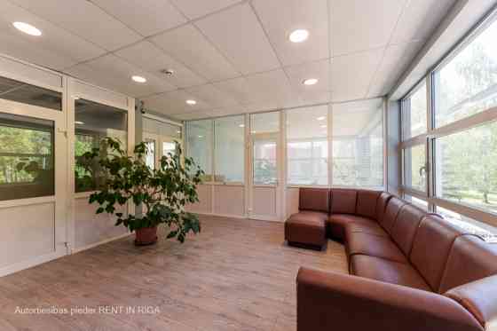 Сдаются офисные помещения в удобном и доступном месте.  185 м2 на 2 этаже.  состоит Rīga