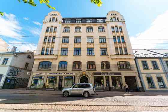 Gaišs, saulains birojs renovētā ēkā uz Kr. Barona ielas.  Telpās ir 5 kabineti no kuriem 3 izolēti,  Rīga
