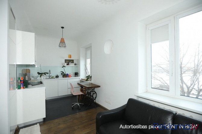 Ilgtermiņā izīrē gaišu, kompaktu 2 istabu dzīvokli Klusajā centrā ar brīnišķīgu skatu Rīga - foto 6