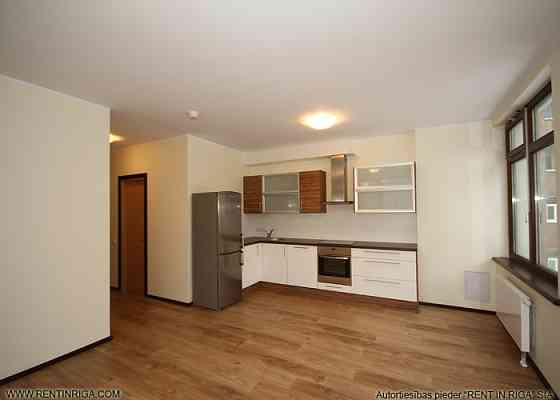 2 istabu dzīvoklis jaunajā projektā Mierā ielā 61.  Plānojums - dzīvojamā istaba kopā ar virtuvi (42 Рига