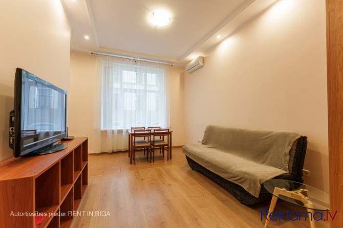 Īrei pieejams silts un plašs 2- istabu dzīvoklis Rīgas centrā.   Ērts plānojums, kas sastāv Rīga - foto 2