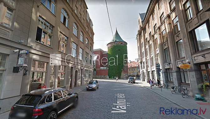 Fasādes māja, ir lifts, kāpņu telpa pēc kosmētiskā remonta, balkons, logi vērsti uz ielas Rīga - foto 7