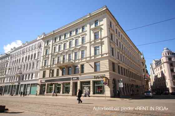 Plašas biroja telpas renovētā un reprezentablā ēkā pie Operas  Telpas izvietotas divos līmeņos: 1. s Rīga