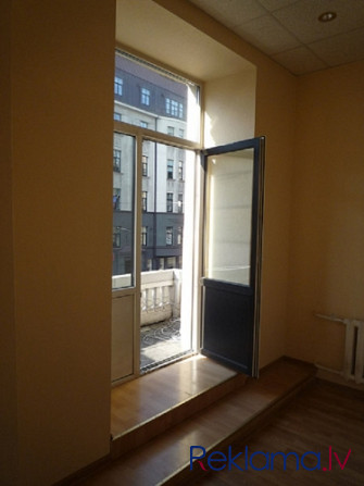 Gaišs birojs ar balkonu Rīgas Klusajā centrā.  Ieeja ir no fasādes puses. Kāpņu telpa ir reprezentab Рига - изображение 10