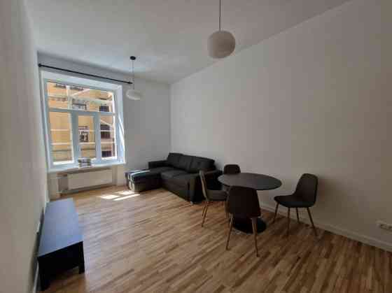 Izīrē 2-istabu dzīvokli, 53 m2 platībā Skolas ielā 13, Rīgā.  Dzīvokļa plānojums sastāv no 2 izolētā Рига