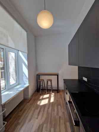 Izīrē 2-istabu dzīvokli, 53 m2 platībā Skolas ielā 13, Rīgā.  Dzīvokļa plānojums sastāv no 2 izolētā Rīga