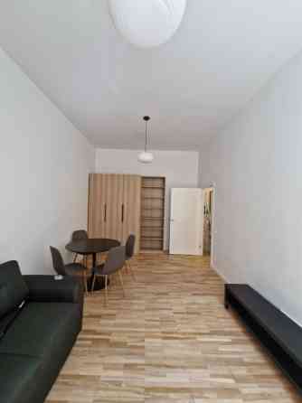 Izīrē 2-istabu dzīvokli, 53 m2 platībā Skolas ielā 13, Rīgā.  Dzīvokļa plānojums sastāv no 2 izolētā Rīga