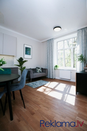 Dzīvoklis ir pilnībā mēbelēts un pēc dizaina remonta ar pārdomātu plānojumu un platību 46 Rīga - foto 1