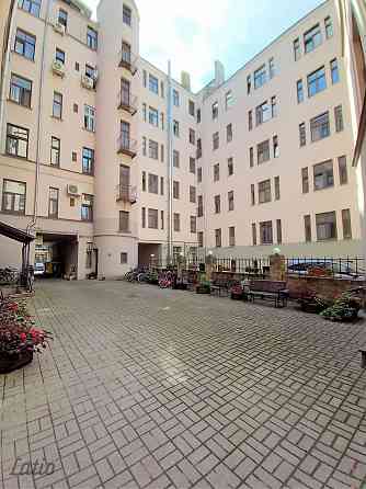 Īrei tiek piedāvāts omulīgs 3 istabu dzīvoklis pašā Rīgas centrā, vēsturiskā ēkā Brīvības ielā. Nams Rīga