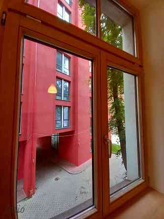 Īrei tiek piedāvāts omulīgs 3 istabu dzīvoklis pašā Rīgas centrā, vēsturiskā ēkā Brīvības ielā. Nams Рига