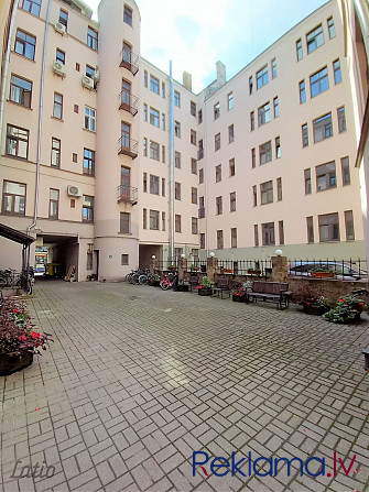 Īrei tiek piedāvāts omulīgs 3 istabu dzīvoklis pašā Rīgas centrā, vēsturiskā ēkā Brīvības ielā. Nams Рига - изображение 1