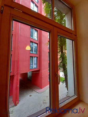 Īrei tiek piedāvāts omulīgs 3 istabu dzīvoklis pašā Rīgas centrā, vēsturiskā ēkā Brīvības ielā. Nams Рига - изображение 3
