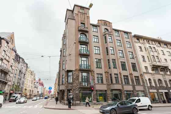 Iespējams iegādāties 3-istabu dzīvokli, Rīgas centrā.  Dzīvoklis atrodas renovētā ēkā, kurā tika atj Рига