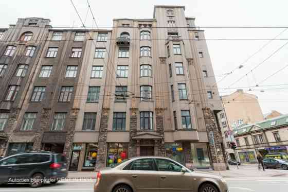 Iespējams iegādāties 3-istabu dzīvokli, Rīgas centrā.  Dzīvoklis atrodas renovētā ēkā, kurā tika atj Rīga