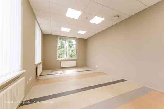 Gaišs birojs kvalitatīvi renovētā ēkā.  Pie telpu ieejas durvīm ir koplietošanas WC un virtuve.   +  Rīga