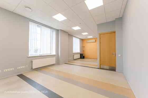 Gaišs birojs kvalitatīvi renovētā ēkā.  Pie telpu ieejas durvīm ir koplietošanas WC un virtuve.   +  Rīga