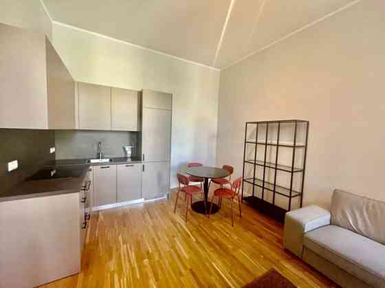 Izīrē 3-istabu dzīvokli, 61 m2 platībā Skolas ielā 13, Rīgā.  Dzīvokļa plānojums sastāv no 2 izolētā Рига