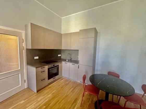 Izīrē 3-istabu dzīvokli, 61 m2 platībā Skolas ielā 13, Rīgā.  Dzīvokļa plānojums sastāv no 2 izolētā Рига