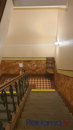 Fasādes māja, renovēta māja, ieeja no ielas, ir lifts, kāpņu telpa pēc kapitālā remonta, Rīga - foto 16