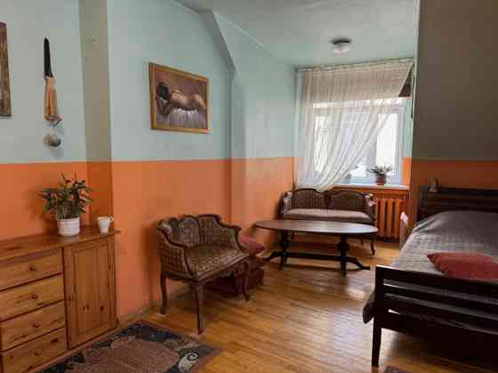 Tiek izīrēts mansarda vienistabas dzīvokli Vecrīgā. Dzīvoklī ir viena izolēta istaba, virtuve ar ēda Rīga