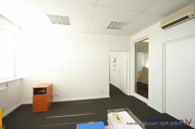 Sakoptā un renovētā biroju/veikalu ēkā piedāvāju autonomu biroju,(viss 9. stāvs, ir 2 Rīga - foto 10