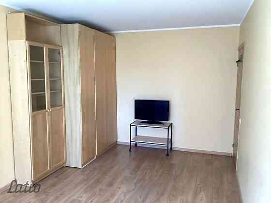 Izīrē saulainu daļēji mēbelētu 2 istabu dzīvokli. Atsevišķa virtuve, kas aprīkota ar virtuves iekārt Rīga