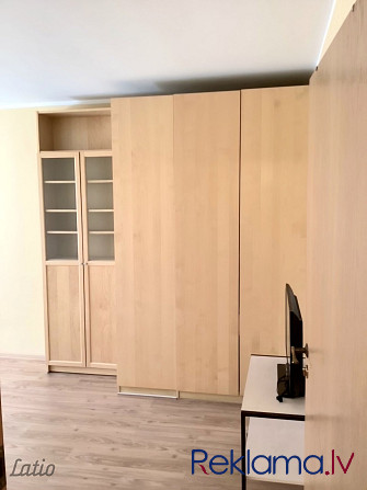 Izīrē saulainu daļēji mēbelētu 2 istabu dzīvokli. Atsevišķa virtuve, kas aprīkota ar Rīga - foto 3