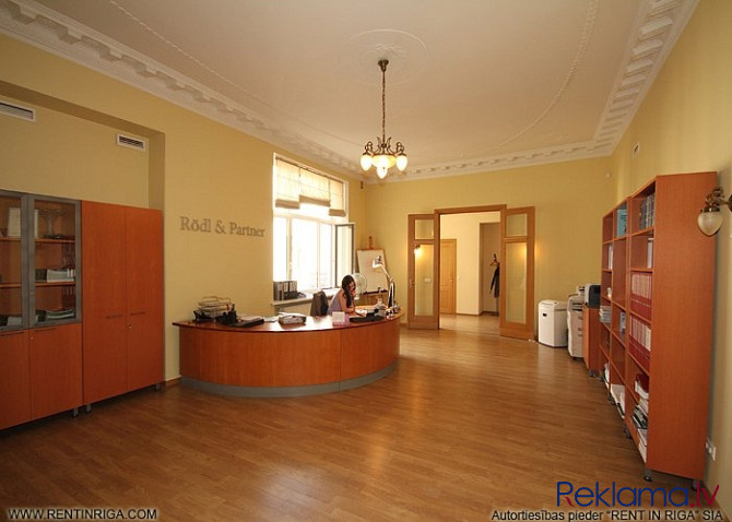 Iznomā biroja telpas Centrā, renovētā- sakoptā ēkā. + 4. stāvs; + Platība sastāv no Rīga - foto 2