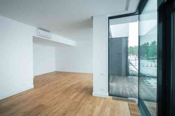 Продается 4-х комнатный таунхаус в новом проекте "Mežaparka Residences". Площадь дома 195 м2, + Rīga