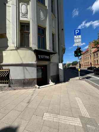 Tirdzniecības telpas Centrā.  + Baznīcas un Bruņinieku ielu krustojums; + Telpas izvietotas puspagra Rīga