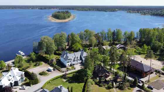 Приватный дом и баня на берегу Балтезерского озера с яхтенным причалом.  Здание Rīgas rajons