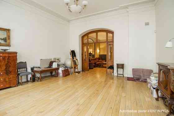 Предлагается в аренду просторная 3-комнатная квартира (101,2м2) в Старой Риге. Рига