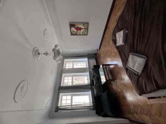 Эта очаровательная квартира площадью 120 м расположена на 2 этаже исторического Rīga