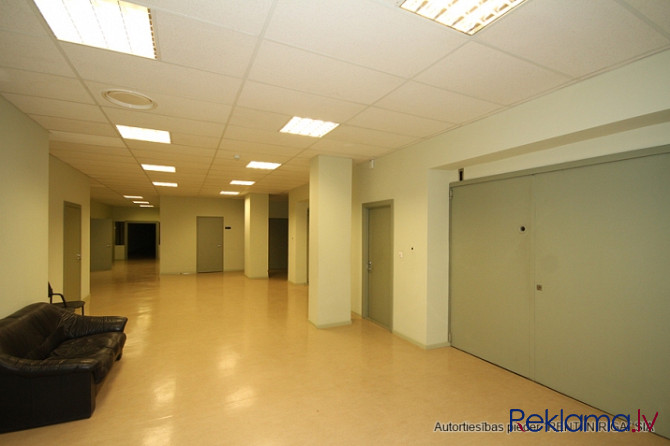 Biroja telpas Imantā, renovētā ēkā.  Birojs atrodas ēkas 2. stāvā. Koplietošanas WC un Rīga - foto 3